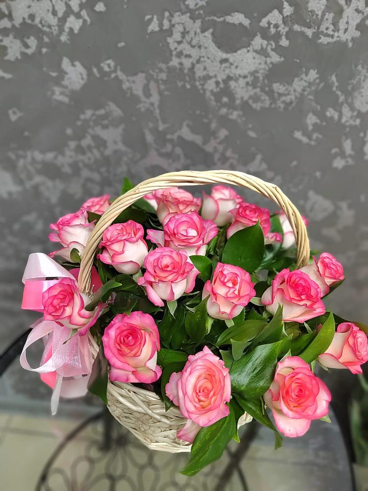 Цветочная композиция из Розы в корзине в Кореновске
