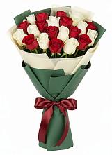 Букет Микс из красных и белых роз в Кореновске