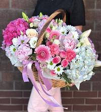 Композиция солнечный день в Кореновске Цветочная композиция из Розы, Хризантемы, Пионы и Лизиантусы в корзине в Кореновске