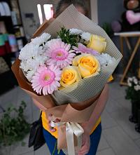 Букет цветов из:  Герберы, Розы и Хризантемы в Кореновске