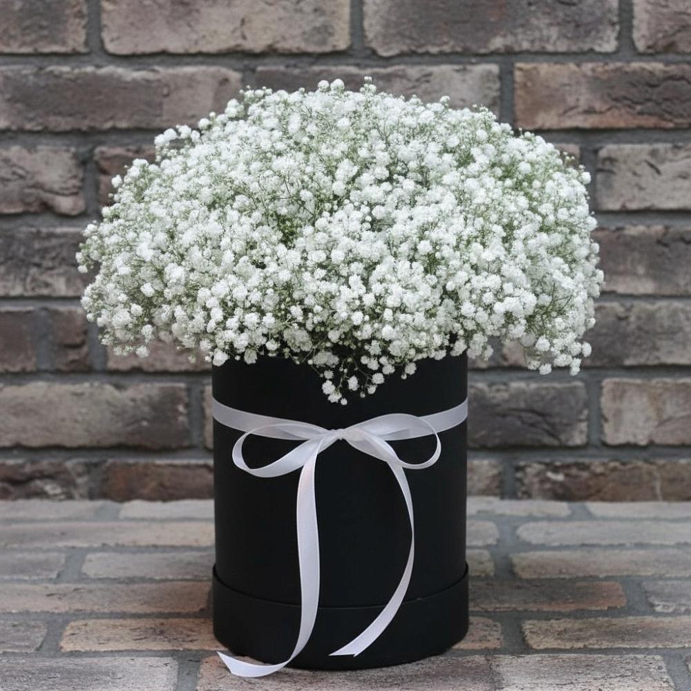 Цветочная композиция из Гипсофила в шляпной коробке в Кореновске