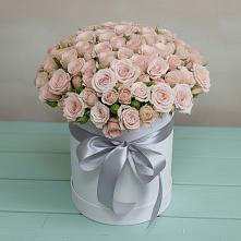 Цветочная композиция из Розы в шляпной коробке в Кореновске