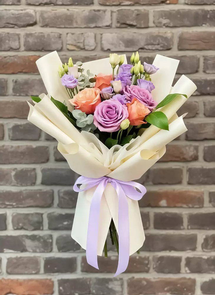 Букет цветов из: Лизиантусы и Розы в Кореновске