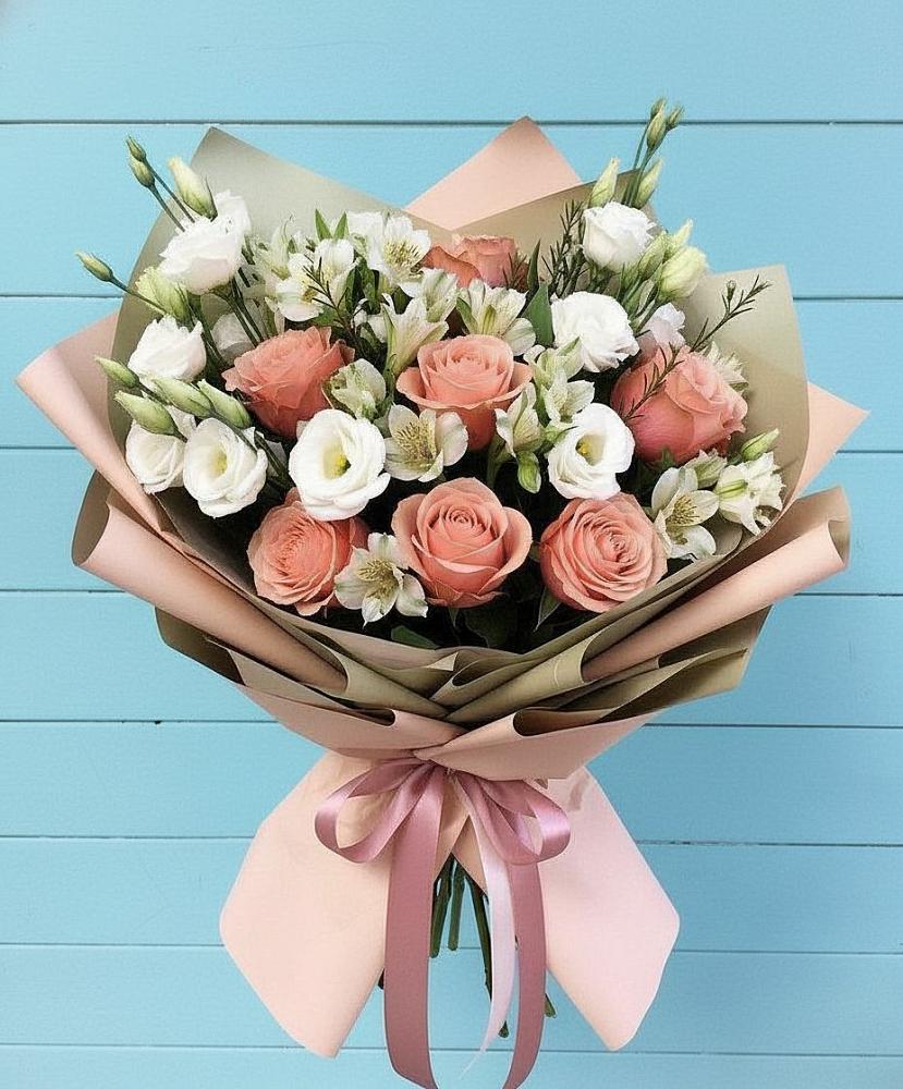 Букет цветов из: Розы, Альстромерии и Лизиантусы в Кореновске
