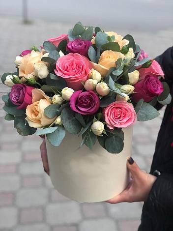 Цветочная композиция из Розы в шляпной коробке в Кореновске
