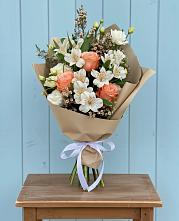 Букет цветов из:  Альстромерии, Лизиантусы, Розы и Хризантемы в Кореновске