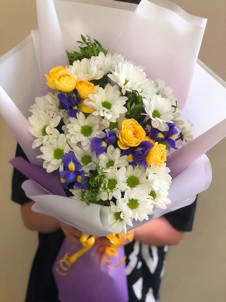 Букет цветов из: Ирисы, Хризантемы и Розы в Кореновске