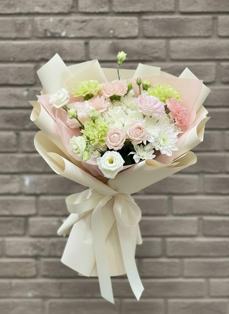 Букет цветов из: Гвоздики, Розы, Лизиантусы и Хризантемы в Кореновске