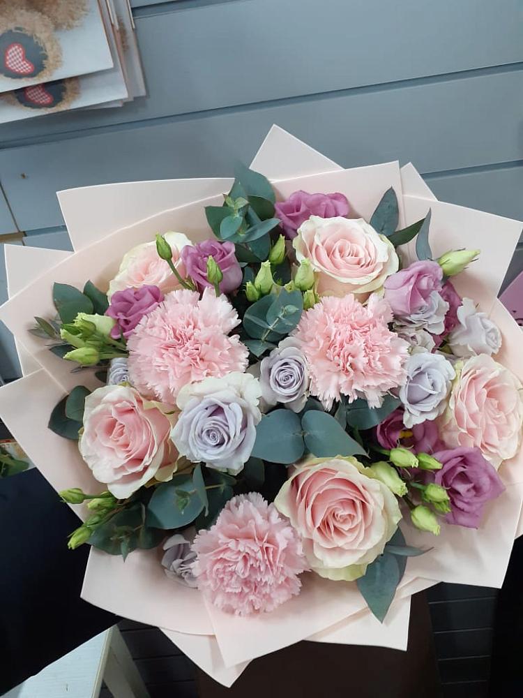 Букет цветов из: Розы, Гвоздики и Лизиантусы в Кореновске