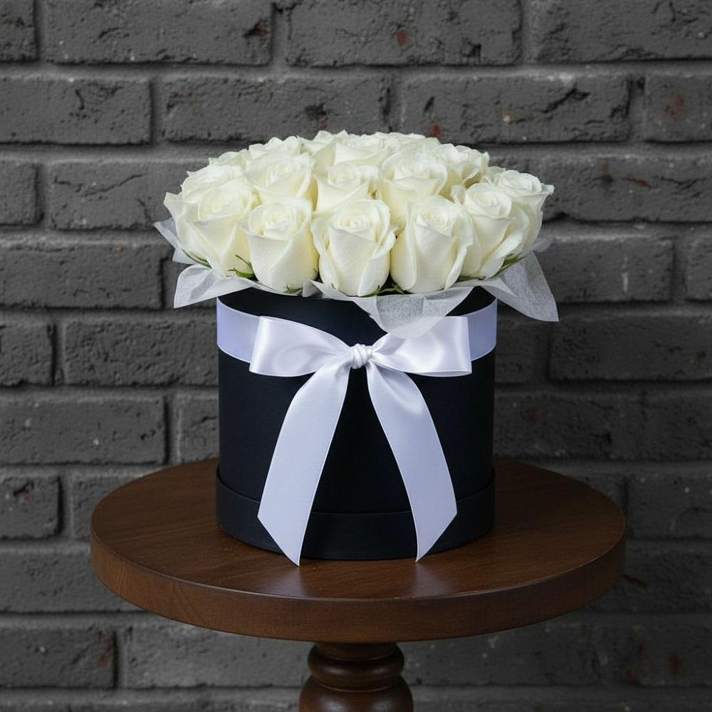 Цветочная композиция из Розы в шляпной коробке в Кореновске