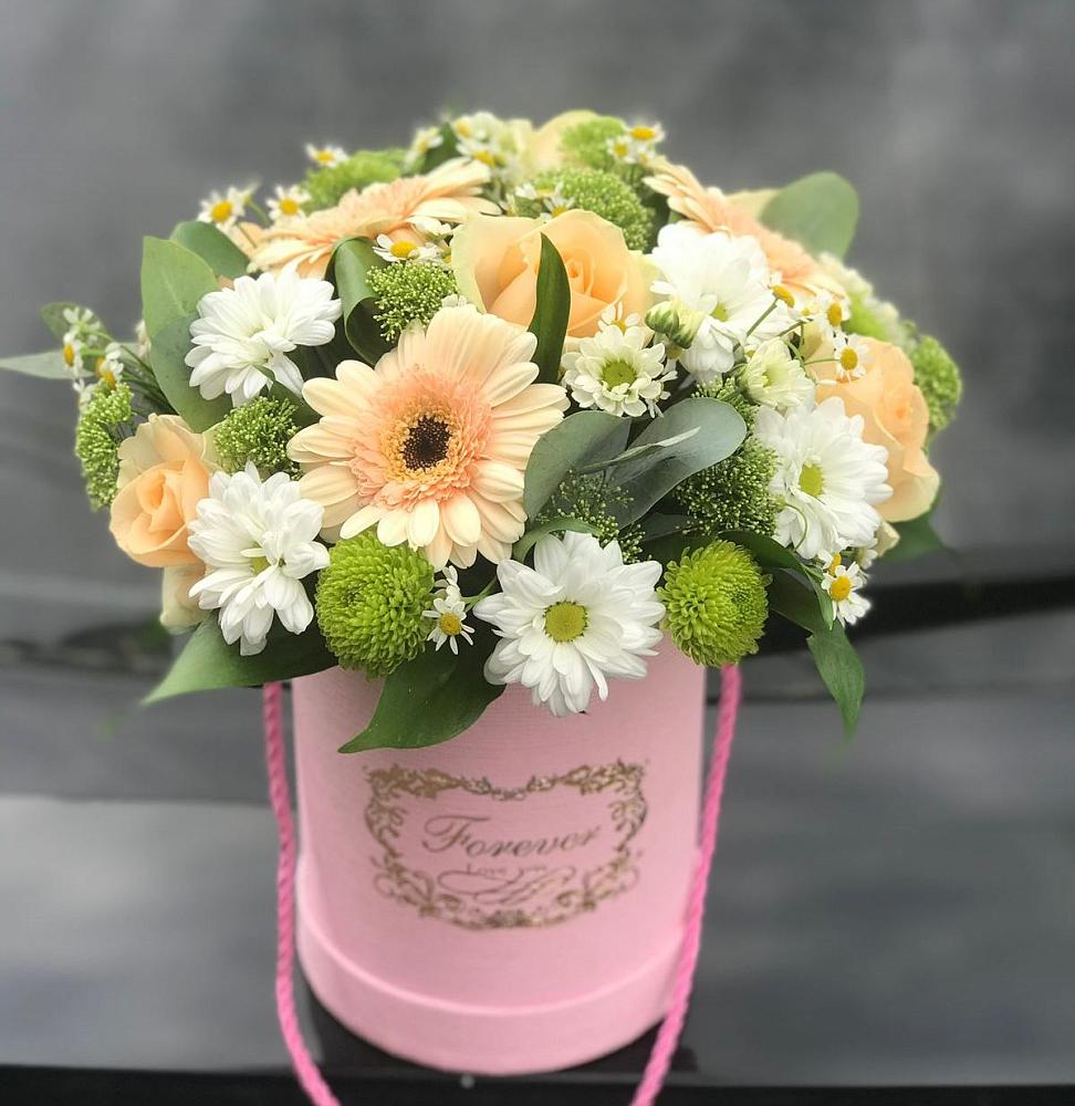 Цветочная композиция из Розы, Герберы и Хризантемы в шляпной коробке в Кореновске