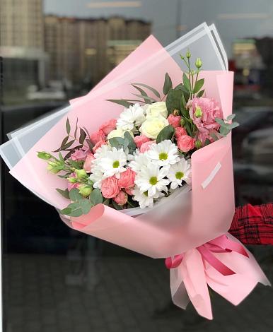 Букет цветов из: Розы, Лизиантусы и Хризантемы в Кореновске