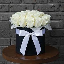 Цветочная композиция из Розы в шляпной коробке в Кореновске